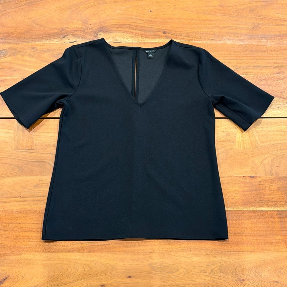 Ann Taylor Women’s Dress Blouse in Black. Size XS.